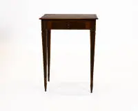 Petite table d'appoint, Louis XVI, vers 1780, meuble en noyer richement sculpté, plateau rectangulaire avec un tiroir en ceinture sur pieds carrés coniques, 71,5 x 54 x 42 cm, traces d'âge et d'usage