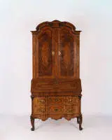 Important secrétaire baroque, Franconie/Wurtzbourg, vers 1740, entourage de Carl Maximilian Mattern, placage de noyer et ronce, etc., meuble en deux parties, façade richement marquetée de rubans, partie inférieure avec deux tiroirs sous abattant oblique...