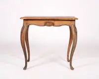 Table de salon baroque, allemande, vers 1750, plateau latéralement rentrant plaqué de marqueterie en losanges, piétement en noyer sculpté, rocailles en relief sur ceintures et pieds, 75 x 81.5 x 54.5 cm, traces d'usage