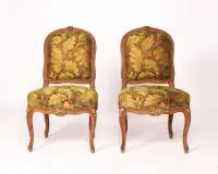 Paire de chaises rococo, Danemark, vers 1750, hêtre sculpté, décor floral partiellement doré, H. 90 cm