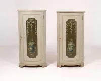 2 petits meubles d'angle classiques, Louis XVI, Danemark, vers 1780, corps en quart de cylindre en bois tendre avec finition blanche, porte ornée de peintures de vases et de guirlandes florales sur fond vert, H. 109 cm, côté 39 cm