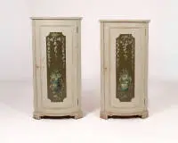 2 petits meubles d'angle classiques, Louis XVI, Danemark, vers 1780, corps en quart de cylindre en bois tendre avec finition blanche, porte ornée de peintures de vases et de guirlandes florales sur fond vert, H. 109 cm, côté 39 cm