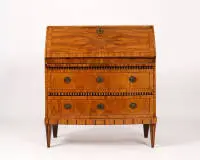 Classicist slant-front secretary, Louis XVI, southwest German, circa 1790, walnut veneer, band inlays, carcass with slightly rounded front on tapered square legs