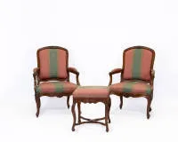 Paar Fauteuils sowie ein Tabouret, Louis XV, Genua / Italien, um 1760, Nussbaum geschnitzt, Bezug erneuert