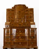 Secrétaire tabernacle baroque à trois corps, sud-allemand, vers 1750/60, noyer, loupe de noyer et autres placages sur bois tendre