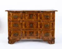Commode baroque exceptionnelle à marqueterie d'oiseaux, Brunswick, vers 1750, noyer, racine de noyer, prunier, chêne noirci et autres placages sur chêne et bois tendre