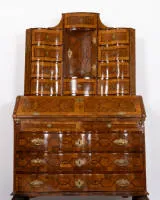 Secrétaire baroque à tabernacle, Allemagne du Sud ou Autriche, milieu du XVIIIe s., corps en bois résineux, placage de noyer, loupe de noyer et bois divers