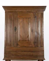 Armoire de mariage, Basse-Saxe, datée 1787, chêne, corps à une porte sous corniche profilée, fronton avec inscription sculptée en relief "ANNA CARINA MARIA STEINKAMPS * AN 1787", env. 172,5 x 140 x 62 cm
