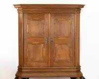 Armoire de vestibule, Hesse, vers 1800, chêne, deux portes sur haut socle large et mouluré, portes à panneaux galbés, pilastres d'angle biseautés et ondulés. Grand couronnement assorti fortement saillant, côtés lisses, env. 209 x 196 x 72 cm, quelques...