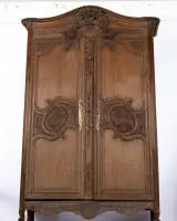 Armoire de mariage normande, France, vers 1800, chêne, corps à caissons avec deux portes sous corniche galbée et moulurée avec frise sculptée, portes à panneaux galbés et riche sculpture florale...