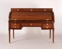 Groot classicistisch cilinderbureau / rolsecretair, Louis XVI, Frankrijk, circa 1770, gestempeld N. PETIT, mahonie en diverse andere edelhoutsoorten gefineerd, frontfineerpanelen met omlijstende en deels meanderende bandinlegsels, verguld...