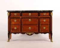 Grote classicistische commode, Transition / Louis XVI, Frankrijk, circa 1770, dubbel gestempeld J.B. VASSOU / JME, palissander en mahonie gefineerd op eiken, zes laden in drie niveaus, corpus in het midden vooruitstekend met ingelegde cannelures op de hoeken...