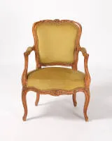 Fauteuil, Louis XV, um 1760, Nussbaum geschnitzt, grüne Samtbezüge, H. 85 cm