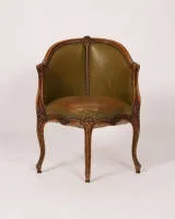 Psací bergère / kancelářské křeslo, Louis XV, Francie, kolem 1760, vyřezávaný buk, vzácná konstrukce s uprostřed vystupujícím sedákem a podkovovitým opěradlem, zelené kožené čalounění ze všech stran, v. 82,5 cm