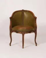 Bergère de bureau / fauteuil de bureau, Louis XV, France, vers 1760, hêtre sculpté, construction rare avec assise en saillie au centre et dossier en fer à cheval, garniture de cuir vert sur tout le pourtour, H. 82,5 cm