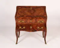 Secrétaire de dame, Louis XV, France, vers 1750, estampillé "MIGEON", corps galbé sur toutes faces, placage en bois de roi, garnitures dorées, trois tiroirs et un tiroir factice sous abattant d'écriture incliné, intérieur avec six petits tiroirs et...