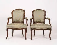 Paire de fauteuils, Louis XV, France, vers 1760, estampillés J.DELAUNAY, noyer sculpté, H. 88 cm, restaurations, tissus usés.