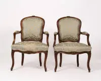 Paire de fauteuils, Louis XV, France, vers 1760, estampillés J.DELAUNAY, noyer sculpté, H. 88 cm, restaurations, tissus usés.