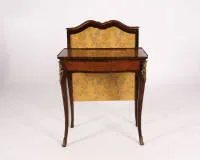Stół przekształcalny, Louis XV, Francja, około 1760, lekko wygięty stolik na wysokich nogach, z tyłu z ekranami świetlnymi, po bokach szuflady w pasie, centralny element blatu podnoszony jako pulpit, jedna szuflada z przegrodą na...