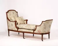 Duchesse / chaise longue, France vers 1780, classicisme / Louis XVI, estampillée I.B. LELARGE, six pieds fuselés et cannelés sur roulettes, garniture en tissu écru à motifs floraux fraîchement teints, avec coussins assortis, 102 x 187 x 67 cm.