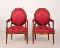 Paire de fauteuils, Louis XVI, France, vers 1785, estampillés P.F.JEAN, hêtre sculpté, garnitures rouges renouvelées, H. 96 cm.