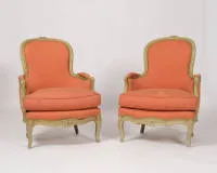 Pair of bergères, Louis XV, France, circa 1760, stamped P.REMY, carved beech painted pale green, light red patterned upholstery on all sides, H. 92 cm.