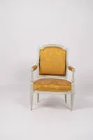 Fauteuil, Louis XVI, Frankreich, um 1780, gestempelt JEAN-BAPTISTE CLAUDE SENE, Holz geschnitzt und hellgrau gefasst, goldener Polsterbezug, H. 94 cm, Fassung übergangen.