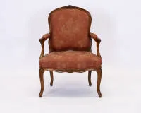 Barokní křeslo, Ludvík XV., Francie, kolem 1760, řezaný ořech, červený potah chinoiserie scéna, v. 94 cm, restaurovaný stav.