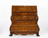 Secrétaire à pupitre hollandais exceptionnel (staand schrijfbureau), baroque, Pays-Bas, vers 1745-1760, chêne et divers bois précieux, richement marqueté sur toutes les faces de motifs floraux, intérieur avec emblèmes d'écriture et gardiens sur le abattant incliné, celui-ci sur une base fortement bombée avec trois grands et deux étroits tiroirs sur pieds pattes sculptés, intérieur d'origine avec architecture à colonnes et compartiment d'écriture entièrement conservé, compartiments secrets, conçu