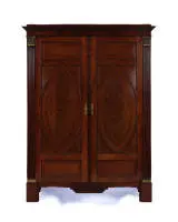 Armoire Empire, 1er tiers 19e s., placage acajou sur chêne, corps à deux portes, façade avec pilastres cannelés sous chapiteaux corinthiens et décor de feuilles de laurier, portes à panneaux elliptiques et guirlandes, 221 x 168 x 64 cm