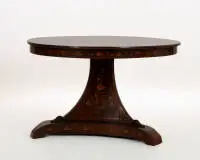 Table de salon ronde avec marqueterie fine, Pays-Bas ou Nord de l'Allemagne, Empire / début Biedermeier, vers 1805 - 1820, acajou, érable, buis, bois fruitier, plateau rond sur colonne centrale et pied à trois lobes avec patins en S, toutes...