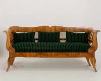 Sofa, Biedermeier, 19e s., noyer plaqué, revêtement vert-noir rayé, dossiers avec décor de balustres, env. 93 x 200 x 69 cm, traces d'usage