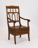 Chaise percée Biedermeier, 19e s., noyer massif, assise rabattable, ceinture ouvrable à l'arrière, dossier ajouré, sans insert en faïence, H. 108 cm