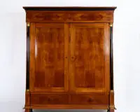 Armoire, Biedermeier, 1er tiers 19e s., merisier, corps à caissons avec deux portes et deux tiroirs de socle, colonnes ébonisées flanquantes à chapiteaux dorés, vernis au tampon, env. 214 x 187 x 68 cm, très bon état restauré