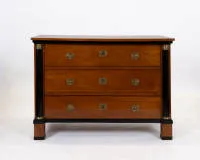 Kommode, Biedermeier, 1. Drittel 19. Jh., Kirschbaum furniert auf Weichholz, dreischübiger Korpus mit flankierenden ebonisierten Säulen, die Kapitelle in Messing, 85 x 119 x 61.5 cm, Gebrauchsspuren