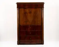 Secrétaire Biedermeier, nord-allemand/Prusse, vers 1825, placage d'acajou pyramidal, corps rectangulaire haut avec colonnes pleines appliquées, tiroir de socle plat, trois autres tiroirs, abattant et un tiroir de tête, intérieur avec tiroirs plaqués...