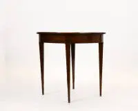 Fine table d'échecs, sud-allemande ou Suisse, vers 1800, placage de noyer entre autres, plateau rond avec damier finement marqueté entouré d'incrustations d'étoiles et décors ornementaux, parqueté au revers, ceinture avec décor de bande incrusté tout autour,...