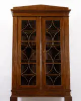 Bibliothèque / vitrine Biedermeier tardif, vers 1830 - 1860, placage d'acajou, corps à deux portes avec fronton Schinkel et tiroir de socle plat, portes vitrées avec croisillons rapportés, quatre tablettes, 198 x 124 x 47,5 cm, petits...