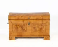 Coffre rond Biedermeier, allemand, vers 1820, merisier et orme sur bois tendre, forme lisse, corps légèrement conique sur pieds en biais, façade et couvercle avec deux panneaux de placage en orme encadrés de filets, poignées latérales...