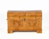 Coffre rond Biedermeier, allemand, vers 1820, merisier et orme sur bois tendre, forme lisse, corps légèrement conique sur pieds en biais, façade et couvercle avec deux panneaux de placage en orme encadrés de filets, poignées latérales...