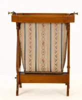 Support de travaux d'aiguille avec sac de laine style Biedermeier, vers 1900, structure couleur cerisier avec joues en forme de lyre et petit tiroir dans le socle, sac de laine à décor floral, poignée, env. 50,5 x 43 x 23,5 cm
