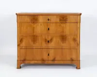 Commode Biedermeier, vers 1830, noyer, massif et plaqué, corps à quatre tiroirs avec coins arrondis, entrées de serrure ébonisées, 89 x 104,5 x 57,5 cm, plateau probablement complété, traces d'âge