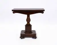 Table de jeu, 19e siècle, acajou, plateau rabattable et pivotant sur fût balustre et piétement à quatre pieds, face intérieure avec tapis rond en feutre vert, env. 80 x 80 x 40 (80) cm