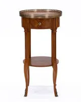 Bijzettafel in Lodewijk XVI-stijl, Frankrijk, circa 1900, palissanderfineer, rond blad met messing galerij, lade, vier gebogen poten met verbindingsstuk, h. ca. 68 cm, ø ca. 35 cm