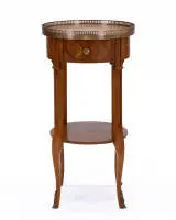 Petite table d'appoint style Louis XVI, France, vers 1900, placage de bois de rose, plateau rond avec galerie en laiton, tiroir sous ceinture, quatre pieds galbés avec entretoise au tiers inférieur