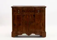 Demi-commode style rococo, historicisme, Allemagne du Sud, vers 1870, placage de noyer ronceux, meuble mi-haut avec deux portes et un tiroir sous le plateau, façade profilée et rentrante au centre, 81 x 88 x 60 cm, restauré anciennement