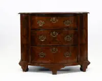 Commode baroque, probablement 2e moitié 18e s. ou plus tard, placage de noyer et noyer ronceux, corps à trois tiroirs, façade rentrante aux angles et bombée en demi-rond au centre, trois pieds taillés dans la ceinture à l'avant, garnitures apparemment complétées, 77 x 93 x 47 cm