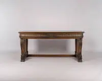Bureau de style néo-Renaissance, 1er tiers 20e s., chêne massif et plaqué, plateau rectangulaire sur joues galbées richement sculptées, panneaux en loupe de noyer, deux tiroirs, 81 x 170 x 90 cm