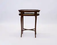 Table-vitrine / guéridon de style Louis XVI, probablement France, 2e moitié 19e s., corps ovale vitré sur toutes faces, pieds galbés et entretoisés, couvercle ouvrant et verrouillable, marqueterie ornementale, 75.5 x 60.5 x 42 cm