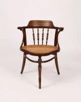 Fauteuil de bureau, Jacob & Josef Kohn, Vienne, vers 1900, bois de chêne courbé, assise en cannage viennois, corps avec accoudoirs, dossier avec balustres, étiquette originale du fabricant et pochoir au-dessous, H. 82 cm, assise avec léger...